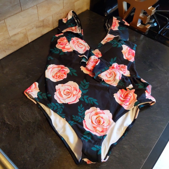 Cupshe Other - (12-14 US)CUPSHE FLORAL SWIMSUIT,0X